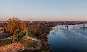 Promenāde pie Daugavpils cietokšņa