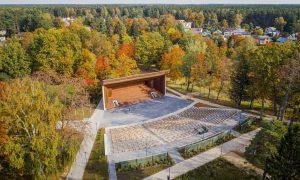 Saulkrastu estrāde un Neibādes parks. Pasūtītājs Saulkrastu novada pašvaldība. Projektētājs BM projekts. Būvnieks Tilts. Būvuzraudzība L4 &Mūsu uzraugs.