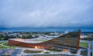 Zinātnes un Inovāciju centrs VIZIUM, Rūpniecības iela 2. Pasūtītājs Ventspils valstspilsētas pašvaldības iestāde Ventspils Komunālā pārvalde. Projektētājs Ambrasas Architectu Biuras (Lietuva). Būvnieks LNK INDUSTRIES GROUP. Būvuzraudzība Firma L4.